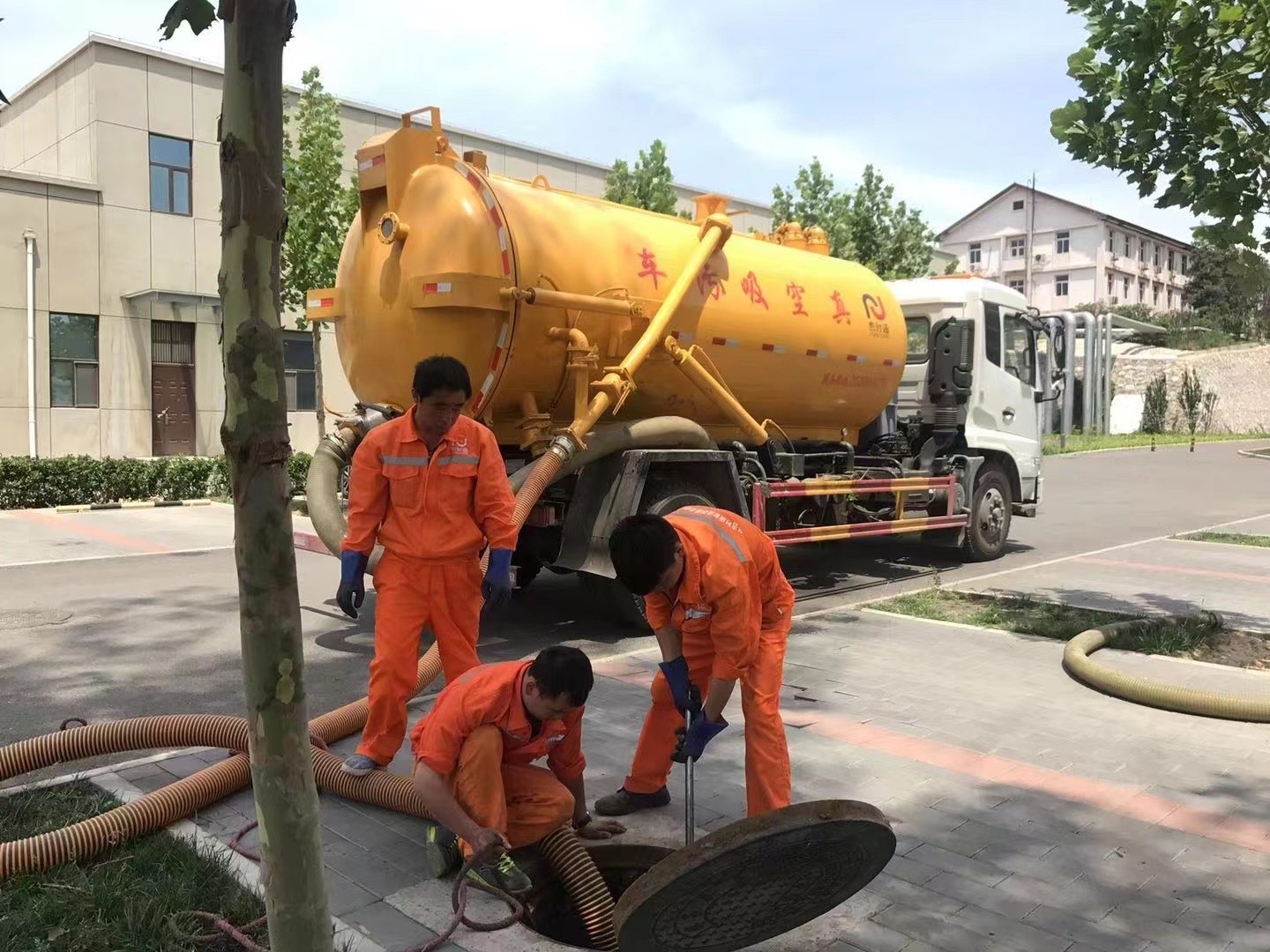 满城管道疏通车停在窨井附近