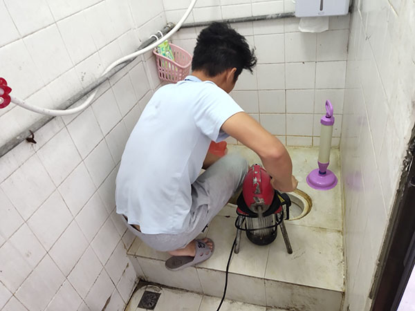 满城管道堵塞冒臭气 专业师傅现场解决问题