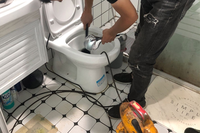 满城马桶堵塞自己疏通还是找师傅？专业上门服务让你省时更省心